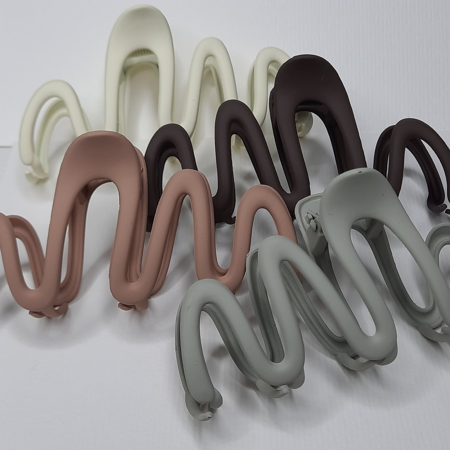 Matte Squiggle Claw Clip (Off-White, Brown, Grey, Charcoal)