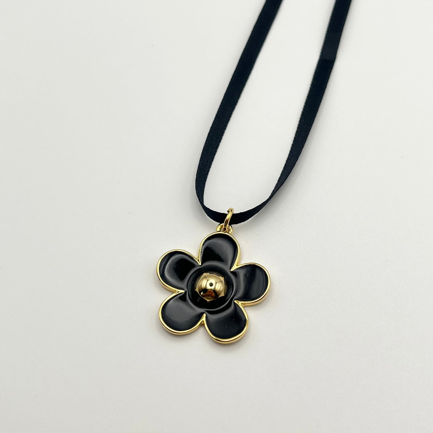 Flower Motif Velvet Necklace (White, Black)
